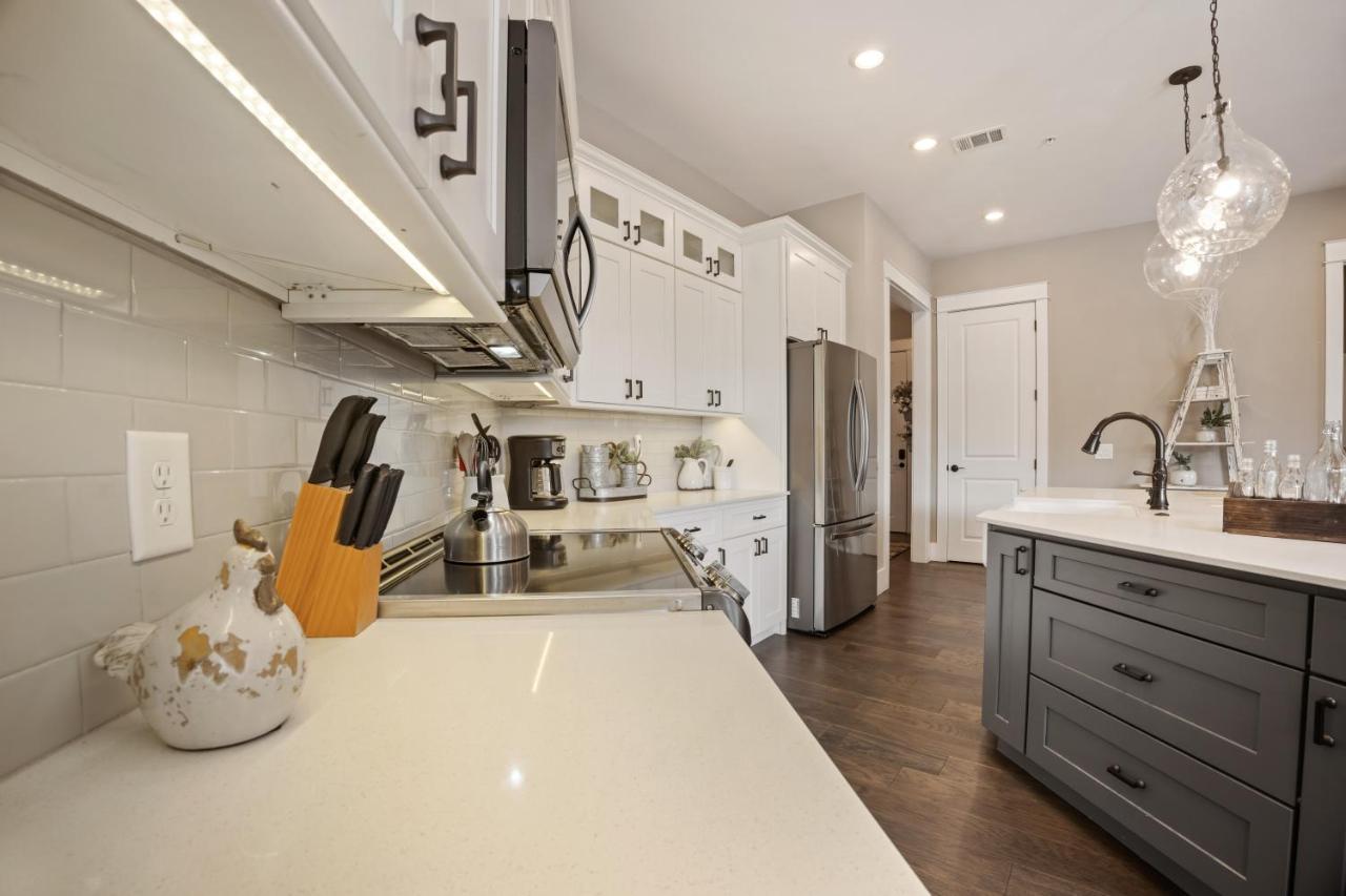 בלו רידג' Beautiful Downtown Condo - Balcony - Amazing City Views - Loaded Kitchen - Stainless Steel Appliances - Board Games & More מראה חיצוני תמונה